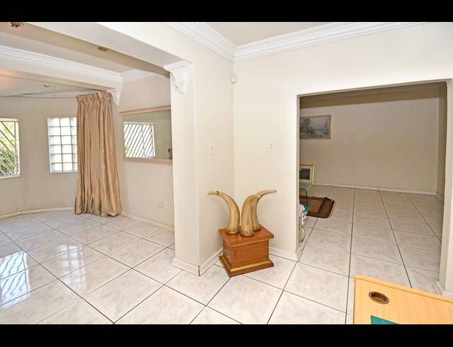 4 BEDROOM HOUSE FOR SALE IN MAYFAIR WEST